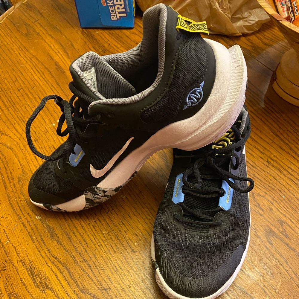 Men’s Kobe/Gianna basketball shoes never worn off gym floor